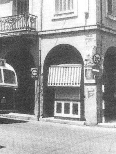 Κορίνθου και Φιλοποίμενος (νοτιοδυτική γωνία) πριν μεταφερθεί 2-3 μέτρα επί της Κορίνθου, νότια