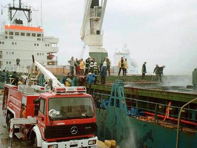 Στις φλόγες επιβατηγό πλοίο στον μόλο τη...