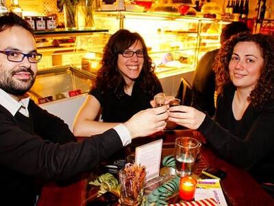 Πρόποση για καλό καρναβάλι με σφηνάκια μαυροδάφνης