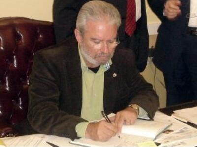 Αποχωρεί από την προεκλογική κούρσα ο δή...