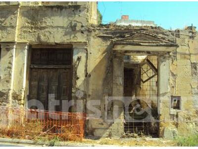 Πύργος: Ετοιμόρροπα κτίρια - παγίδες εγκ...