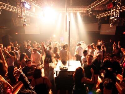 Κυριακάτικο πάρτι στο Distinto με τον Χα...