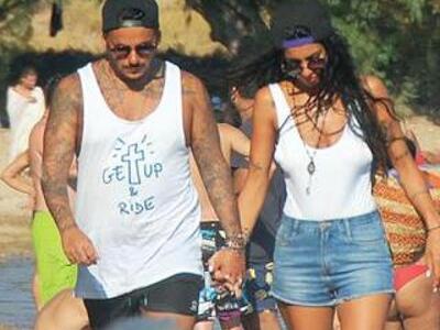 O Stan με την σύντροφο του στην παραλία ...