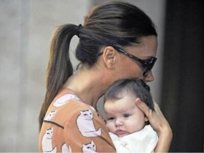 H Βικτώρια Μπέκαμ προωθεί τα ρούχα της α...