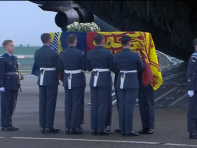 ΒΙΝΤΕΟ: Η σορός της βασίλισσας έφτασε στ...