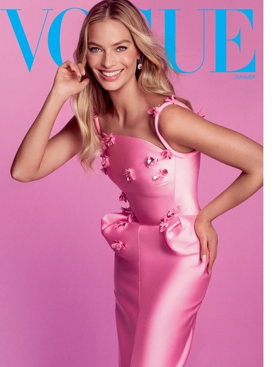 Barbiecore cover girl με δημιουργία Versace