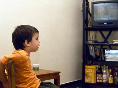 Παιδιά και τηλεόραση: Πόσο επικίνδυνη εί...