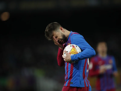 Viral o Πικέ: Προβληματισμένος ακούει Σα...