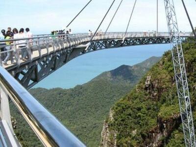 Μια γέφυρα στα... σύννεφα που δεν τολμάτ...