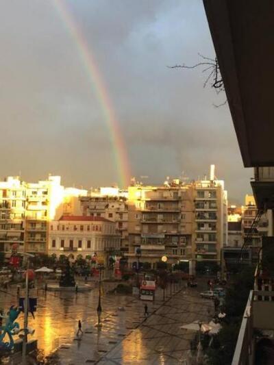 Το ουράνιο τόξο αγκαλιάζει όλη την πλατε...