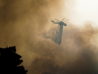 Φωτιά στα Βίλια: Ανεξέλεγκτη η πύρινη λα...