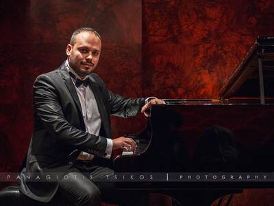 Ο πιανίστας Βενιαμίν Χατζηκουμπάρογλου. 