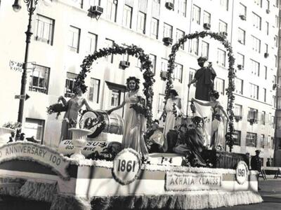 Όταν το άνθινο άρμα της Achaia Clauss πα...