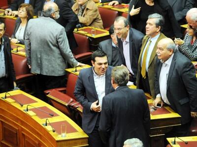 Γιατί χαίρεται ο κόσμος και χαμογελάει πατέρα...