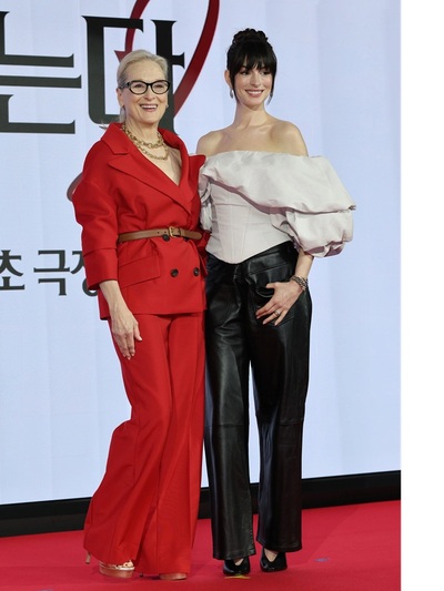 Mέριλ Στριπ με custom κοστούμι Prada και...