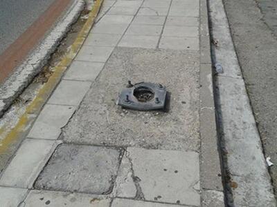 Το πεζοδρόμιο διακόπτεται από την σπασμέ...