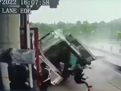 Τρομακτικό τροχαίο στην Ινδία: Ασθενοφόρ...