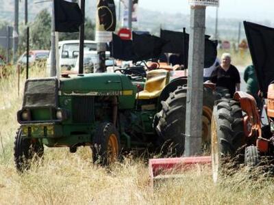 Αχαΐα: Ζεσταίνουν τα τρακτέρ οι αγρότες ...