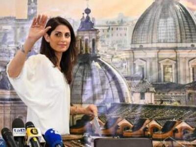 ΑΥΤΗ είναι η κούκλα πρώτη γυναίκα Δήμαρχ...