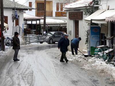 Πυκνό χιόνι πέφτει στο Πήλιο από νωρίς το μεσημέρι