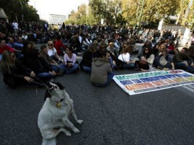 Στο υπουργείο Εργασίας οι απολυμένοι της...