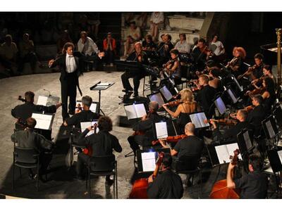 Γέμισε η σκηνή του Ωδείου από την πολυάρ...