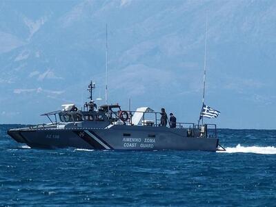 Με τις χειροπέδες στα χέρια, βούτηξε στη...