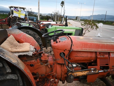 Πρωτοχρονιά στα μπλόκα για τους αγρότες-...