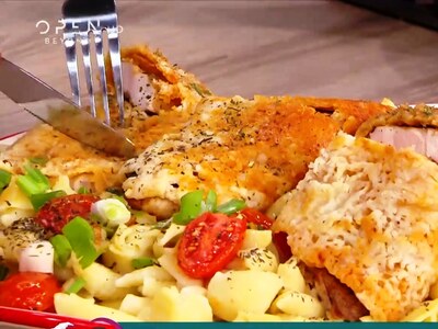 Η Μαρία Εκμεκτσίογλου μαγειρεύει φιλέτο κοτόπουλο