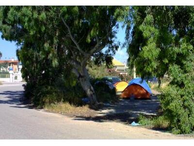 Πάτρα: Ρομά κατασκήνωσαν μπροστά στο Κάσ...