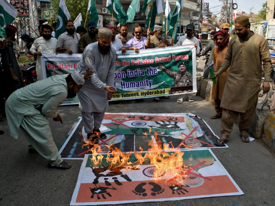 Διαδηλωτές καίνε πανό με τη σημαία της Ι...
