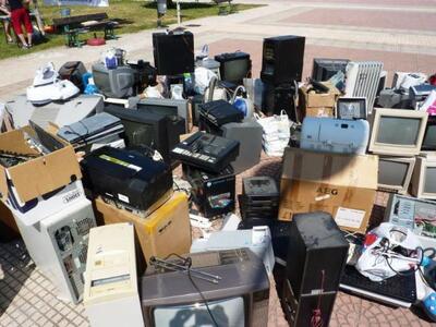 Δεκάδες μικρές ηλεκτρικές και ηλεκτρονικ...