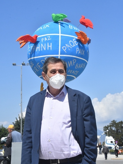 Ο Δήμαρχος Πατρέων επισκέφθηκε και θαύμασε τις άνθινες δημιουργίες σε πλατεία Γεωργία και πλ. Τριών Συμμάχων