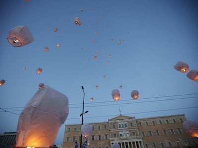 Σύνταγμα: Δεκάδες φαναράκια στον ουρανό ...