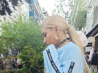 Ιωάννα Τούνη: Βόλτα στους δρόμους της Αθ...