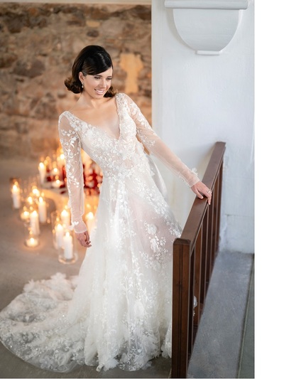 Aιθέριο νυφικό με τρισδιάστατα λουλούδια...