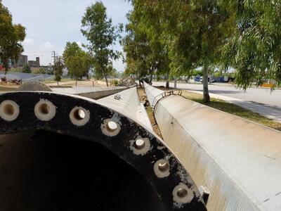 Τεράστιοι πυλώνες φωτισμού, πεσμένοι στη...