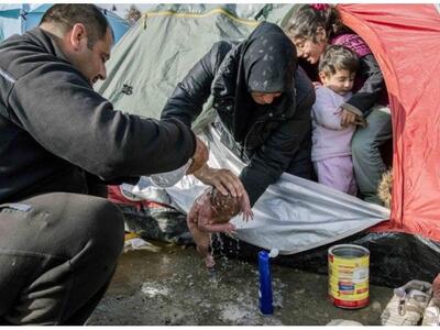 Συγκλονιστική στιγμή!Γεννήθηκε στις λάσπ...