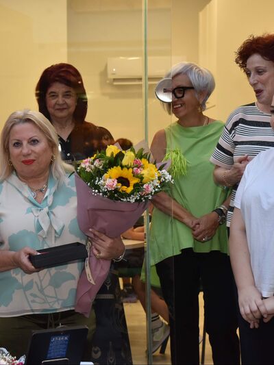 Η Μαρία Μανουσάκη με εθελόντριες της Φλό...