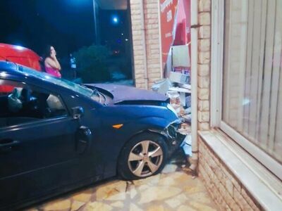 Μεσολόγγι: ΙΧ “καρφώθηκε” στην πρόσοψη τ...