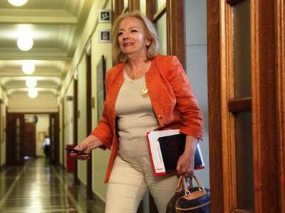 Γραπτώς θα απαντήσει η στενή συνεργάτης ...