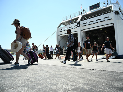 Εκπτώσεις σε ακτοπλοϊκά και αεροπορικά ε...