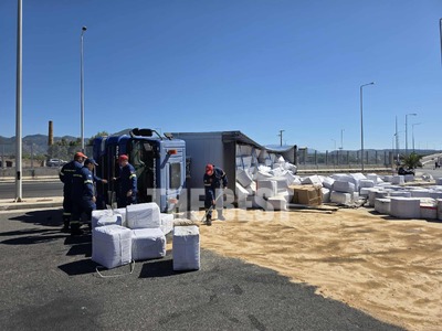 Πάτρα: Νταλίκα ανετράπη στο νέο λιμάνι- ΔΕΙΤΕ ΦΩΤΟ