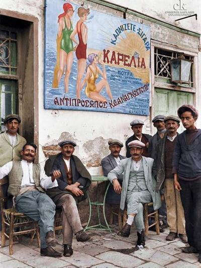 Maynard Owen Williams, Πάτρα, Ελλάδα (A Cafe Crowd Along The Water-front, 1930, Maynard Owen Williams, Patras, Greece -From .National Geographic Photography.)