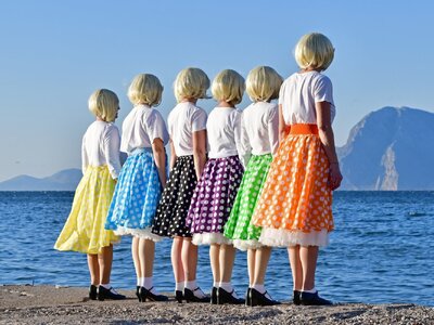 Ξανθό, τακούνια και πανιά: Οι ΣΦήγΚΕΣ επ...