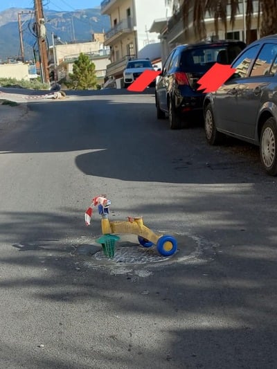 ΠΑΤΡΑ - ΓΙΑ ΓΕΛΙΑ ΚΑΙ ΓΙΑ ΚΛΑΜΑΤΑ: Εβαλαν παιδικό ποδηλατάκι... για σήμανση "ανωμαλίας" στο έδαφος