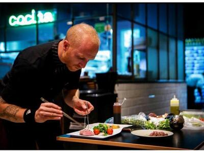 Bodegas: Ο Chef Στάθης Κόκκαλης με την ο...