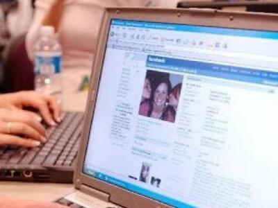 Κοίταξε στον υπολογιστή του άνδρα της κα...