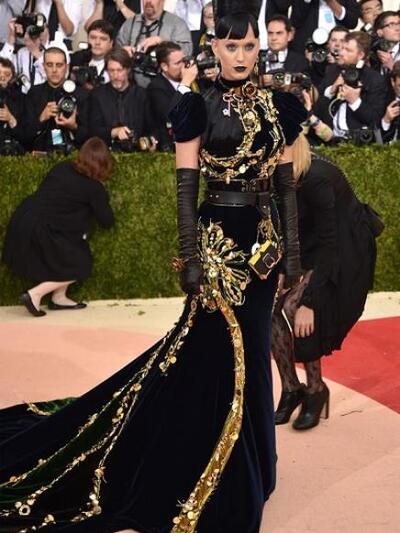 Γοτθική βασίλισσα με Prada η Κέιτι Πέρι