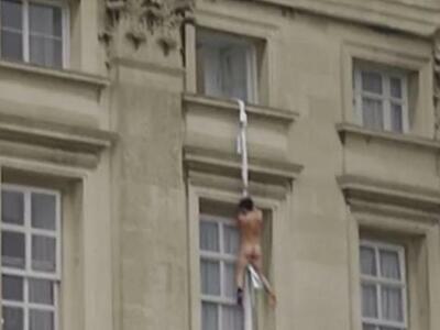 Σάλος στη Βρετανία με τον γυμνό που πηδά...